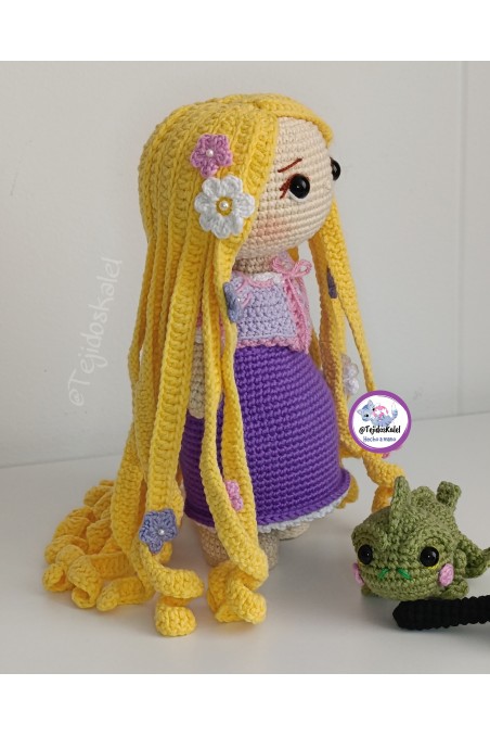 muñeca rapunzel tejida a mano